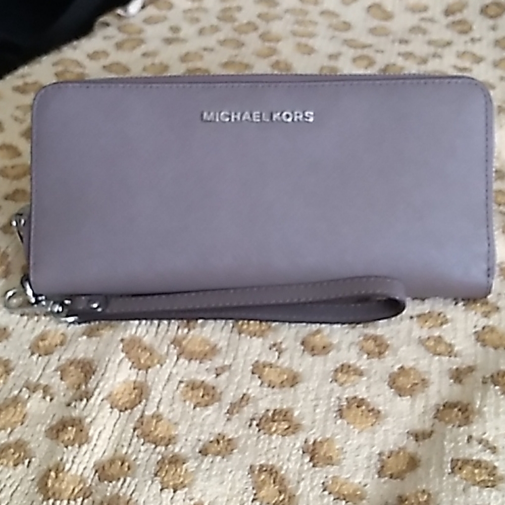Michael Kors Jet Set zip wallet w/wrist strap